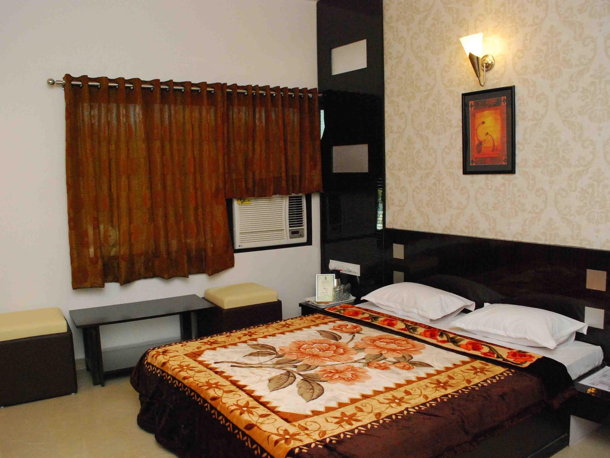Oyo Flagship 19003 Hotel Rudra Mahal Ahmadábád Kültér fotó