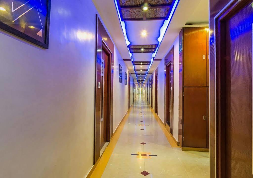 Oyo Flagship 19003 Hotel Rudra Mahal Ahmadábád Kültér fotó